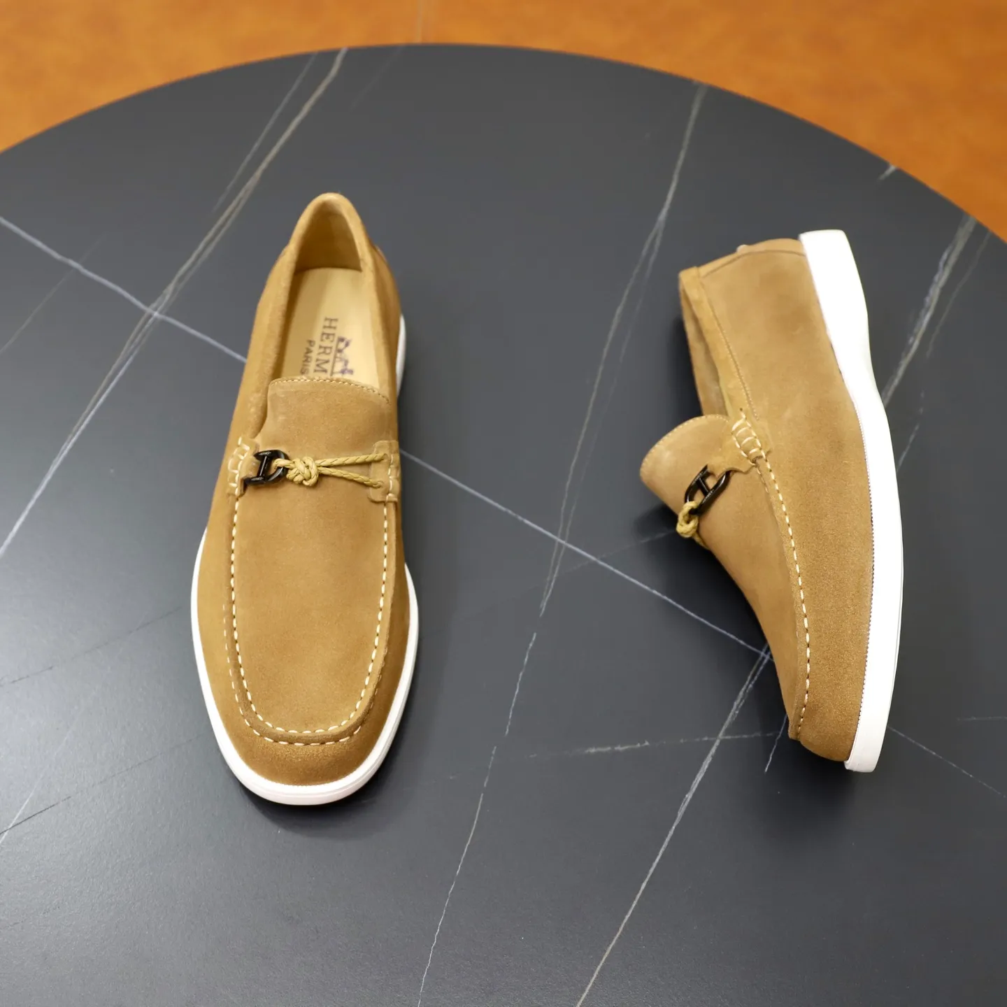 Ex-factory price: 540💰Hermès/Hermès slip-on men's shoes. This shoe is made of imported cow suede leather, with simple and smooth lines, and a 3CM rubber foam ultra-light sole combined with aerodynamic design! Youthful and fashionable, H button decoration, contrasting leather embellishment on the heel, calf lining to gently wrap your feet, with embossed logo cowhide feet, leather rock strips, casual and urban style, highlighting youthful vitality, sports and leisure version, super versatile Size number: 38-39-40-41-42-43-44 Standard leather shoe size (45 can be customized but does not support returns)